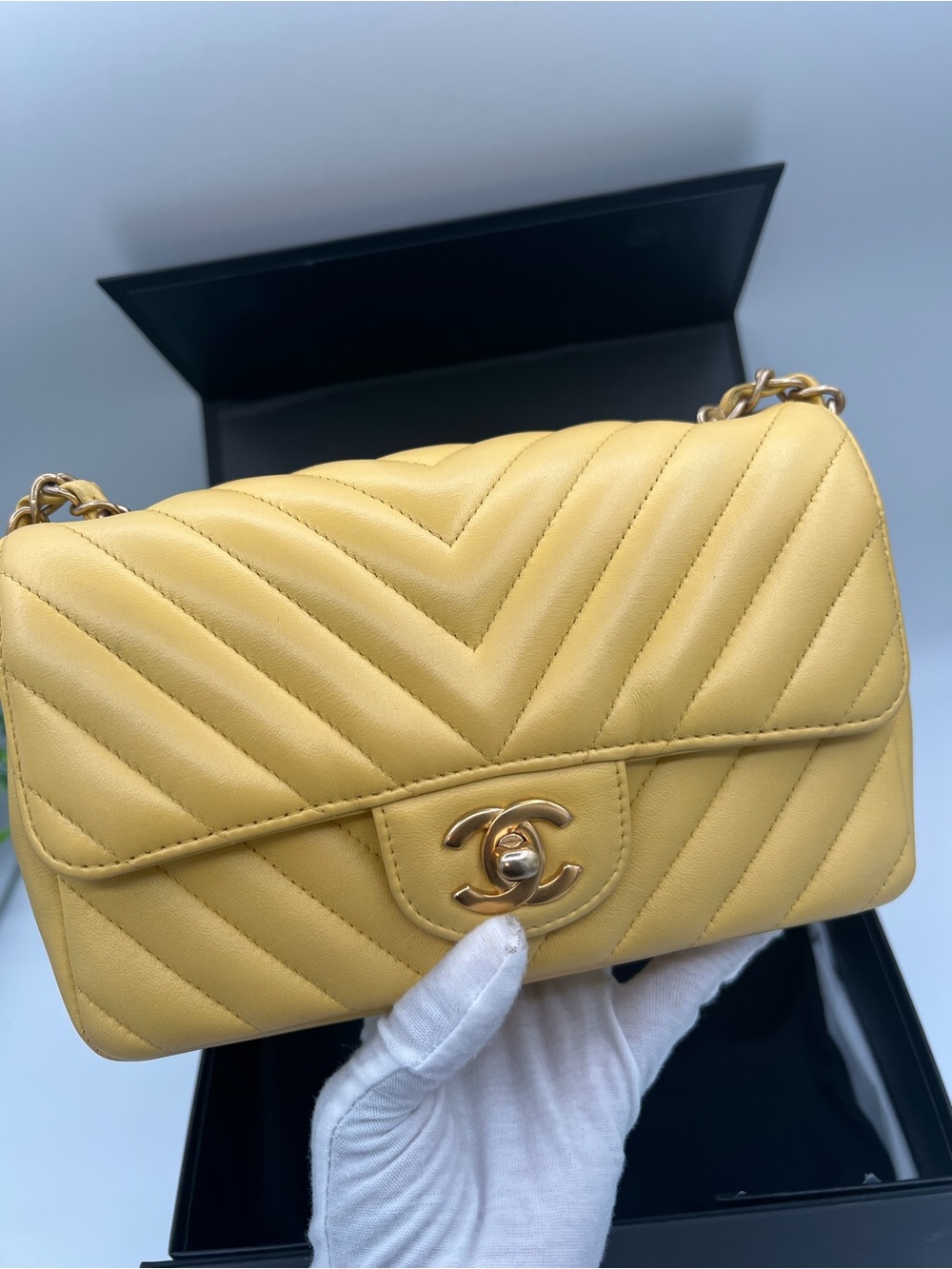 Chanel Chevron Quilted Lambskin Shoulder Bag in Yellow 🔥 - Picture 2 of 8